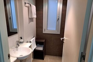 Douche, serviettes fournies, savon, papier toilette