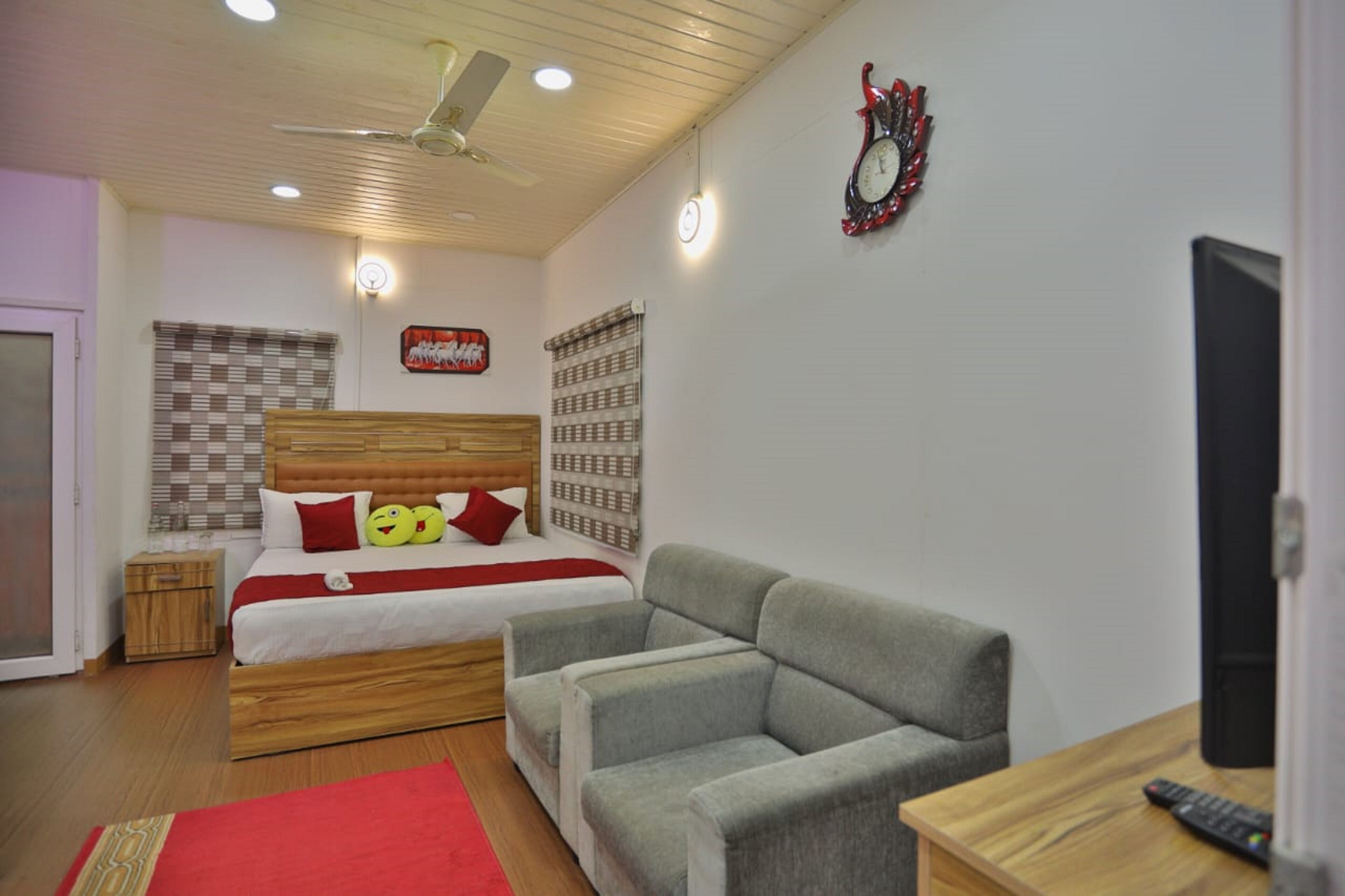 デスク、ノートパソコン用作業スペース、アイロン / アイロン台、WiFi (無料)