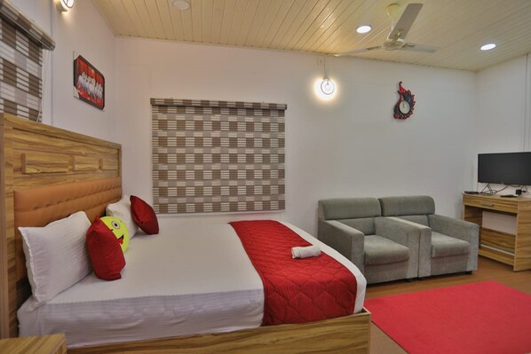 Desk, laptop workspace, iron/ironing board, free WiFi