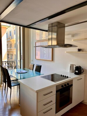 Microondas, horno, placa de cocina, lavavajillas