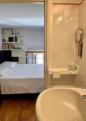 Shower, hair dryer, bidet, towels