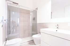 Shower, hair dryer, bidet, towels - Modern & Peaceful Flat in the City Centre (Milan)