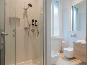 Shower, free toiletries, hair dryer, bidet