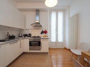 Fridge, microwave, oven, stovetop - Contemporary Appartament in Vibrant Isola (Milan)
