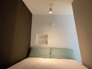 1 habitación, tabla de planchar con plancha y ropa de cama 