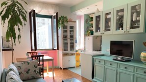 A living room with a sofa, a TV, and cabinets. - Bright & Pop Flat Isola & Central Station Hub (Milan)