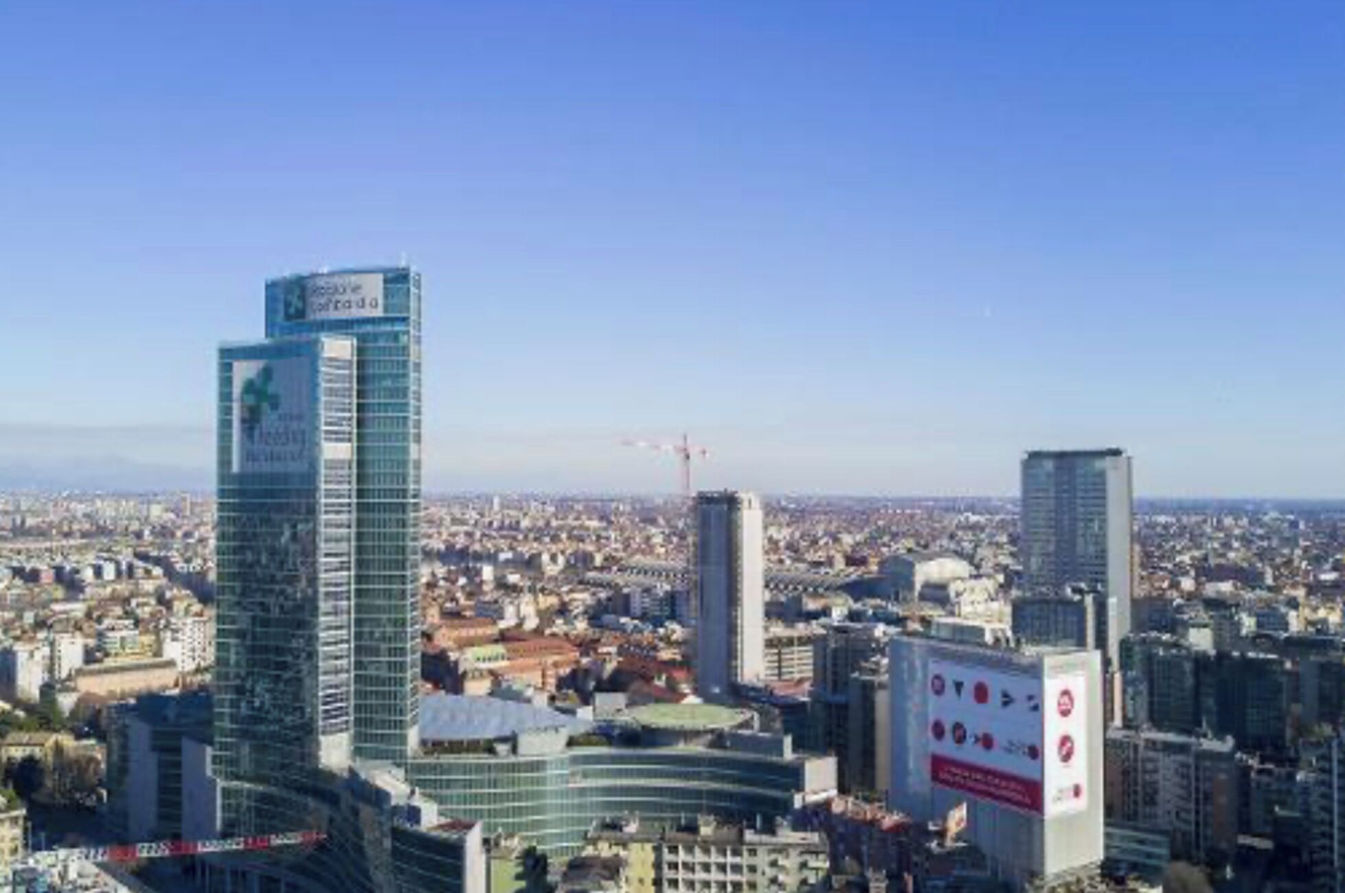 Paisatge urbà amb edificis alts moderns, incloent un gratacels de vidre destacat.