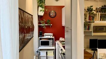 Refrigerador, microondas, parrilla de estufa y cafetera y tetera