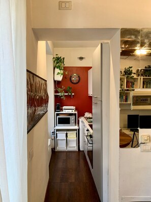 Een koelkast, een magnetron, een kookplaat