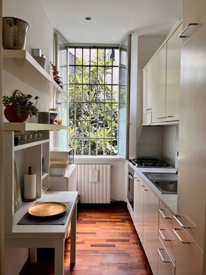 Geladeira, micro-ondas, fogão, cooktop