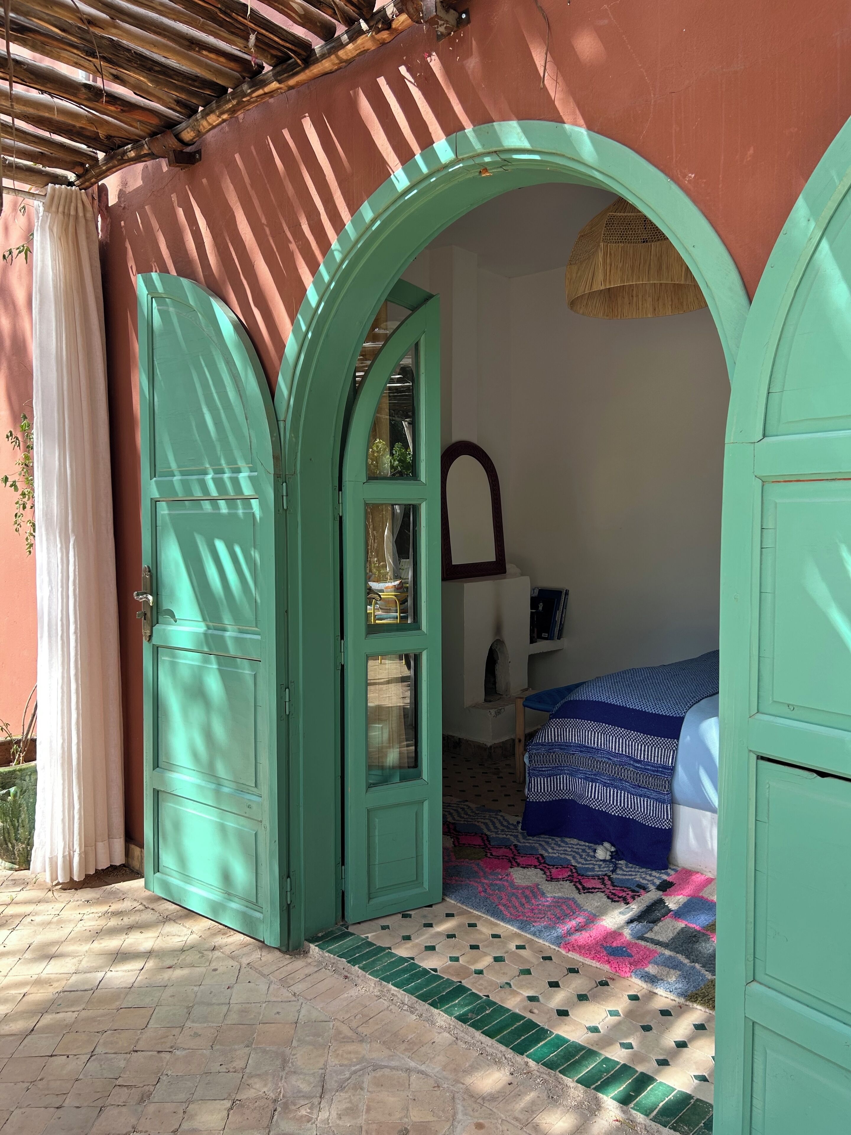 5 soverom, skrivebord, strykejern/-brett og reiseseng for barn