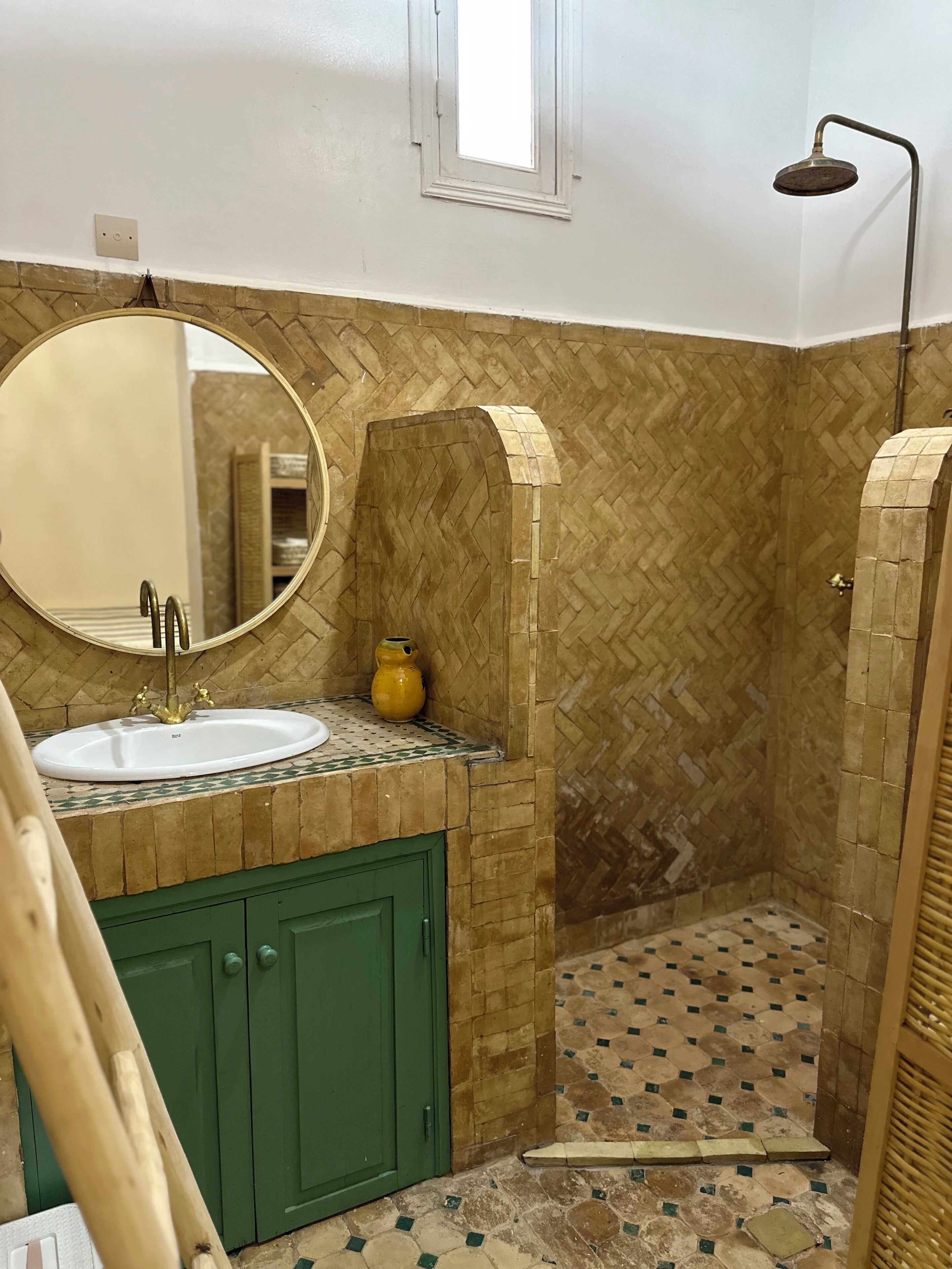 Douche, sèche-cheveux, serviettes fournies, savon