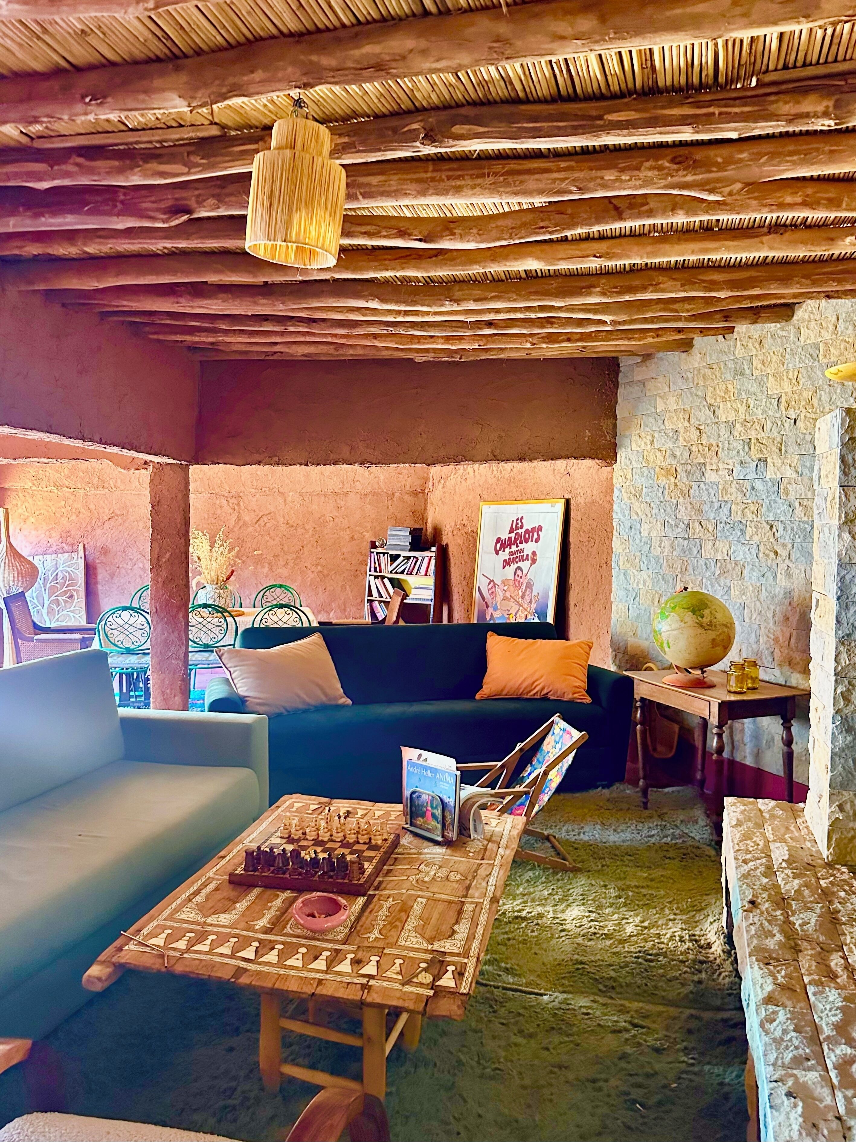 Peis, bøker, stereoanlegg og PC-skjermer