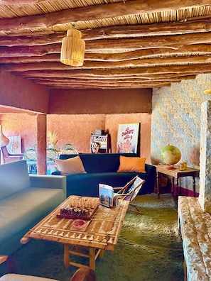 Peis, bøker, stereoanlegg og PC-skjermer