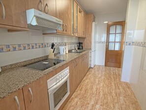 Kühlschrank, Mikrowelle, Ofen, Wasserkocher mit Kaffee-/Teezubehör