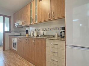 Kühlschrank, Mikrowelle, Ofen, Wasserkocher mit Kaffee-/Teezubehör