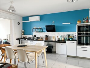 Fridge, microwave, stovetop, dishwasher - Charming PMR apartment with terrace, air conditioning and parking in Palavas (Palavas-les-Flots)