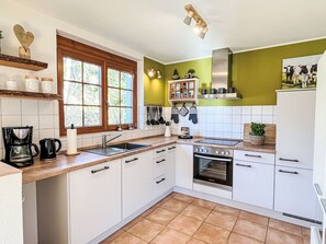 Ovn, oppvaskmaskin og høy barnestol