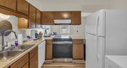 Quiet & Cozy 2BR Home - Clean & Comfy Stay in Baldwin City