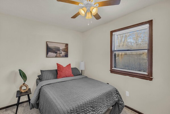 2 bedrooms, iron/ironing board, WiFi, bed sheets - Quiet & Cozy 2BR Home - Clean & Comfy Stay in Baldwin City (Baldwin City)
