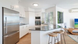 Fridge, microwave, oven, stovetop - Beautiful Belmore Retreat Easy Walk to Beach (Noosa)