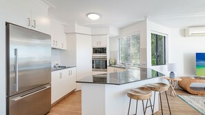 Een koelkast, een microgolfoven, een oven, een kookplaat