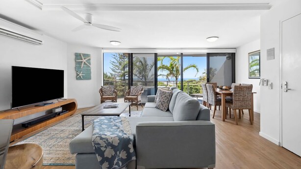Smart TV, offices - Beautiful Belmore Retreat Easy Walk to Beach (Noosa)