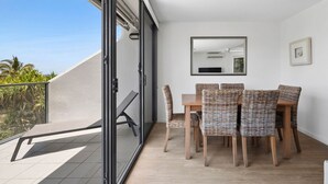 Outdoor dining - Beautiful Belmore Retreat Easy Walk to Beach (Noosa)