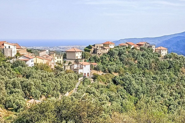 Hügel, Natürliche Landschaft, Wohngebiet, Ländliches Gebiet, Hochland, Landschaft, Bergstation, Menschliche Siedlung, Dorf, Gebirge
