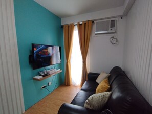 Smart TV - 1-bedroom condo at Arezzo Place Davao near airport with high-speed internet (Davao City)