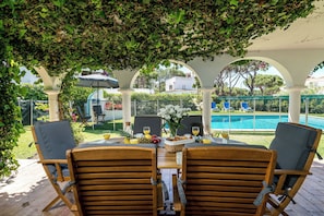 Outdoor dining - Spacious 5-bedroom Villa in Vilamoura with Private Swimming Pool and AC (Quarteira)