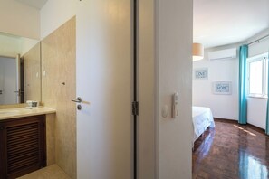 Shower, hair dryer, bidet, towels - Spacious 5-bedroom Villa in Vilamoura with Private Swimming Pool and AC (Quarteira)