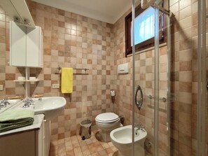 Douche, sèche-cheveux, bidet, serviettes fournies