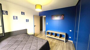 5 chambres, bureau, fer et planche à repasser, lit parapluie