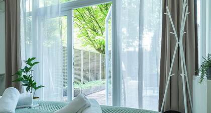 Stay at Bed en Koffie in a modern, fully equipped appartement Tilburg, perfectly located for visiting poppodium Overnachten, Efteling overnachten, or Safaripark Beekse Bergen. Enjoy comfort, convenience, and easy access to Tilburg Centrum.
