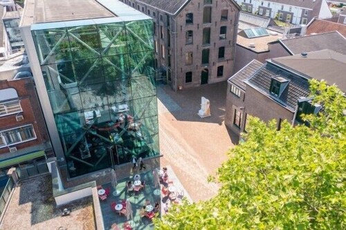 Stay at Bed en Koffie in a modern, fully equipped appartement Tilburg, perfectly located for visiting poppodium Overnachten, Efteling overnachten, or Safaripark Beekse Bergen. Enjoy comfort, convenience, and easy access to Tilburg Centrum.