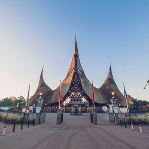 A large, modern building with a unique, pointed roof structure. - Stay at Bed en Koffie in a modern, fully equipped appartement Tilburg, perfectly located for visiting poppodium Overnachten, Efteling overnachten, or Safaripark Beekse Bergen. Enjoy comfort, convenience, and easy access to Tilburg Centrum. (Tilburg)