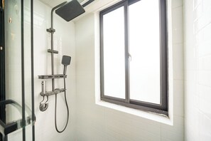 Comfort Apartment, 4 Bedrooms, Non Smoking | Bathroom | Free toiletries, hair dryer, slippers, towels - CityHome (Shanghai)