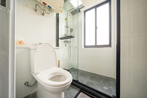 Comfort appartement, 4 slaapkamers, niet-roken | Badkamer | Gratis toiletartikelen, een haardroger, pantoffels, handdoeken