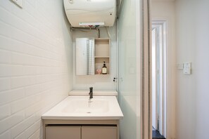 Apartament Comfort, 4 dormitoris, no fumadors | Bany | Articles de tocador gratuïts, assecador de cabells i sabatilles