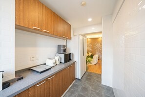 Comfort-lejlighed - 4 soveværelser - ikke-ryger | Privat køkken | Køleskab på fællesareal, mikrobølgeovn på fællesareal