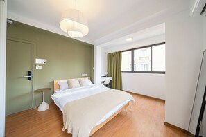 Apartament Comfort, 4 dormitoris, no fumadors | Escriptori, espai de treball apte per a portàtils i cortines opaques