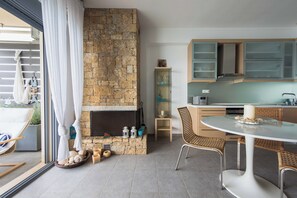 Kühlschrank, Ofen, Wasserkocher mit Kaffee-/Teezubehör