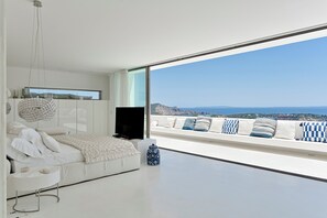 6 bedrooms, in-room safe, iron/ironing board, travel crib