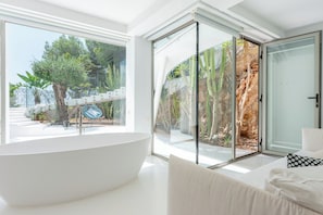 6 soverom, safe på rommet, strykejern/-brett og reiseseng for barn