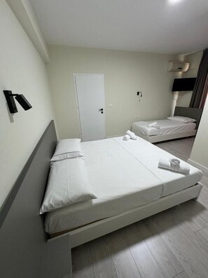 Triple Room with City View | Minibar, free WiFi, bed sheets - Meraki Rooms (Sarande)
