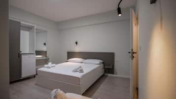 Triple Room with City View | Bar mini, Wi-fi percuma, cadar katil