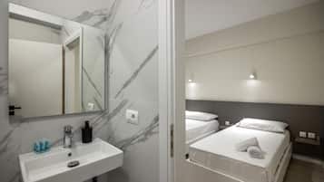 Triple Room with City View | Minibar, free WiFi, bed sheets