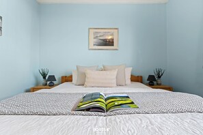 1 habitación, tabla de planchar con plancha y cuna de viaje