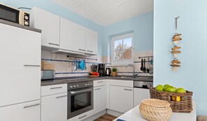 Fridge, microwave, oven, stovetop - Cozy apartment "Meer" in the house "Nordseelust" for a relaxing family holiday. (Büsum)